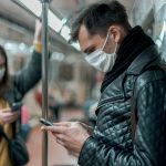 Menschen Mit Maske Und Smartphone In Der U Bahn Dp